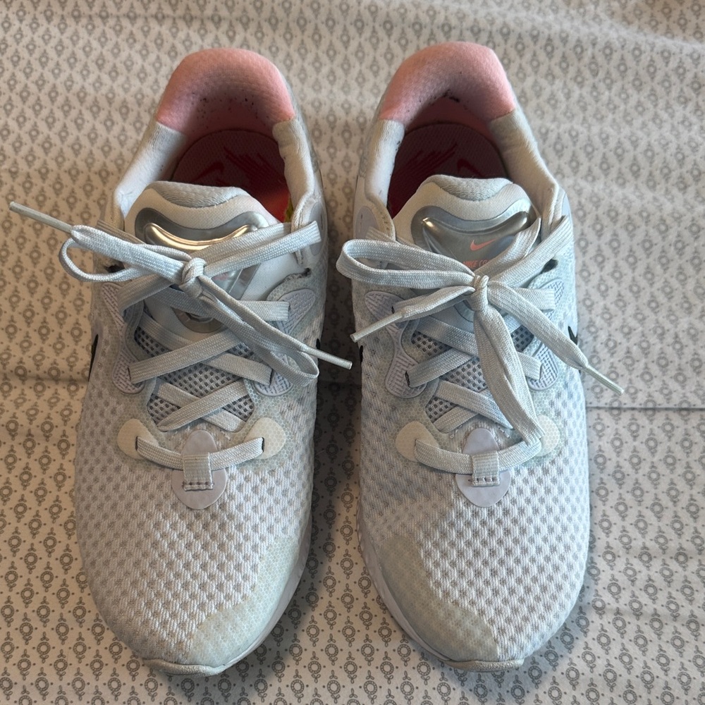 Nike White & Pink Women's Running Shoes